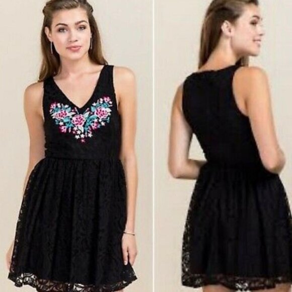 Francesca's Lace Heart Embroidered Dress M - Picture 1 of 7